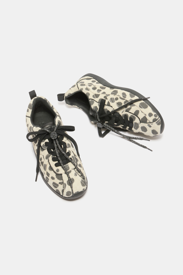 시크한 매력의 그레이 컬러를 입은 트렌디 스니커즈입니다. 양가죽, 소가죽, 송치가죽 등 고급스러운 소재로 제작되어 부드러운 착용감을 선사합니다. 플랫 굽에 라운드 앞코 디자인으로 편안함을 더하고, 도트 패턴과 탈부착 가능한 신끈, 플라워 스토퍼 장식이 돋보입니다. 동네 마실룩, 쇼핑룩, 카페룩 등 캐주얼, 미니멀, 클래식 스타일을 즐겨 입는 여성분들께 추천합니다. 
로우탑 디자인과 투웨이 신끈 디테일로 트렌디함을 놓치지 않았습니다.
