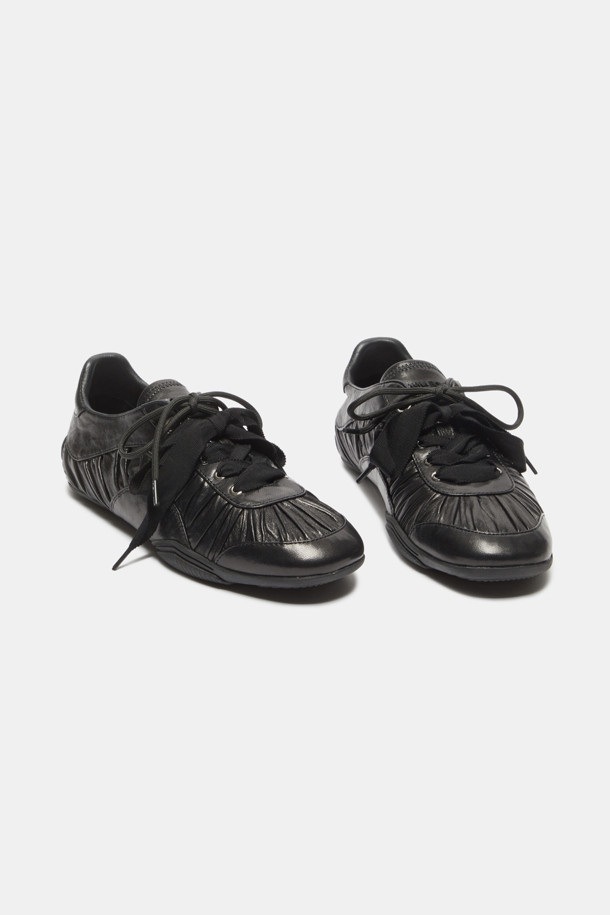"Curtain call shrring sneakers(black)"는 여성스러운 무드를 연출하는 블랙 컬러의 스니커즈입니다. 양가죽과 스웨이드 소재를 사용하여 고급스러운 느낌을 더했으며, 둥근 코 디자인과 플랫한 굽으로 편안한 착용감을 제공합니다. 셔링 디테일이 돋보이며, 와이드한 슈레이스와 내부 속굽 적용으로 독특한 스타일을 연출합니다. 데이트룩, 동네 마실룩, 카페룩 등 다양한 TPO에 걸맞는 클래식, 미니멀, 걸리시 스타일을 완성해보세요. 사계절 내내 활용 가능한 아이템입니다.
