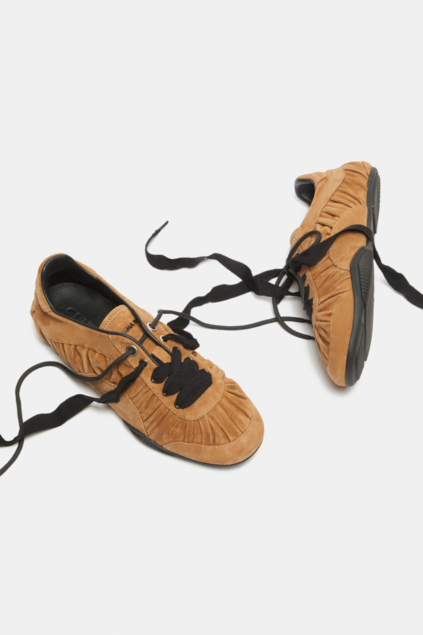 "Curtain call shrring sneakers(brown)" (커튼 콜 셔링 스니커즈, 브라운)는 여성스러운 페미닌 무드를 연출하는 스니커즈입니다. 부드러운 소가죽과 스웨이드 소재를 사용하여 편안한 착화감을 제공하며, 둥근 코와 플랫 굽 디자인으로 편안함을 더했습니다. 발볼을 감싸는 볼륨감 있는 셔링 디테일이 특징이며, 와이드한 슈레이스가 돋보입니다. 데이트룩, 카페룩, 쇼핑룩 등 다양한 TPO에 클래식, 미니멀, 로맨틱 스타일로 매치하여 페미닌한 매력을 강조할 수 있습니다. 내부 속굽을 적용하여 다리 라인을 더욱 예쁘게 연출해 보세요.
