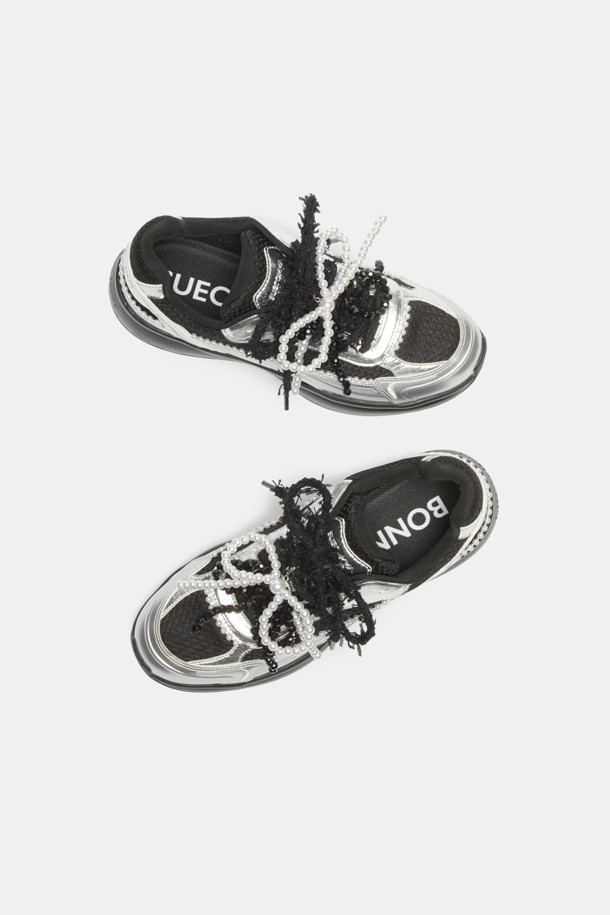 2025 딜라이트 스니커즈(블랙)는 여성스러운 스타일을 강조하는 블랙 컬러의 여성 운동화입니다. 합성피혁과 메쉬 소재로 제작되어 사계절 내내 편안하게 착용 가능하며, 통기성이 뛰어나 쾌적함을 유지해 줍니다. 클래식한 러너 실루엣에 탈부착 가능한 진주 장식이 더해져 페미닌하고 포멀한 무드를 연출합니다. 데이트룩, 동네 마실룩, 쇼핑룩 등 다양한 TPO에 맞춰 캐주얼, 클래식, 미니멀 스타일을 완성해 보세요. 레이스업 디자인으로 발을 안정적으로 잡아주며, 가벼운 무게감으로 편안한 착용감을 선사합니다.
