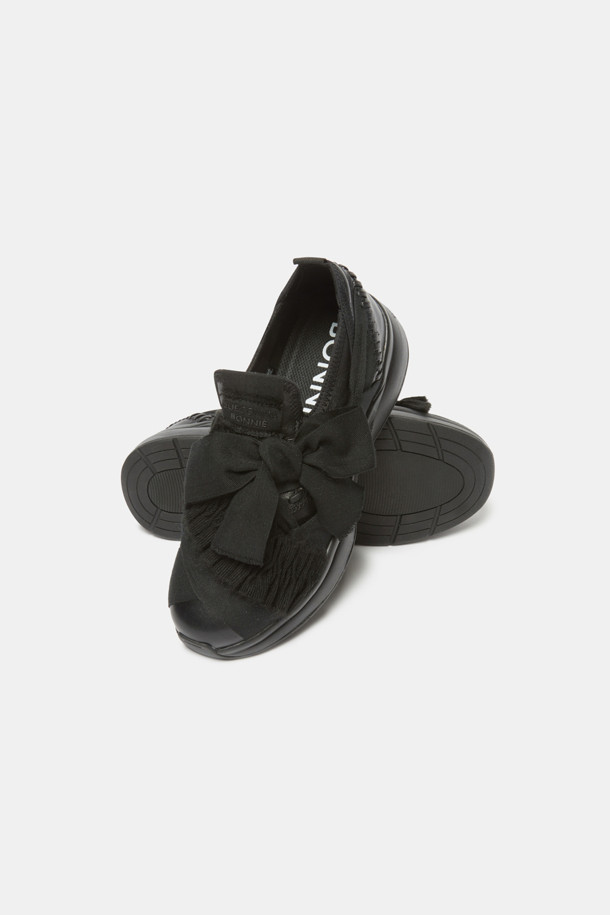 은은한 리본 디테일이 돋보이는 블랙 컬러의 Knotted ribbon 스니커즈입니다. 부드러운 양가죽 소재와 기모 안감으로 제작되어, 가을과 겨울 시즌에도 따뜻하고 편안하게 착용할 수 있습니다. 페미닌하면서도 캐주얼한 스타일을 연출하며, 데이트룩과 출근룩에 모두 잘 어울립니다. 주름 디테일이 더해져 더욱 섬세하고 여성스러운 디자인을 완성합니다. 미니멀한 스타일을 즐기는 여성분들께 추천하는 보온 기능의 스니커즈입니다.
