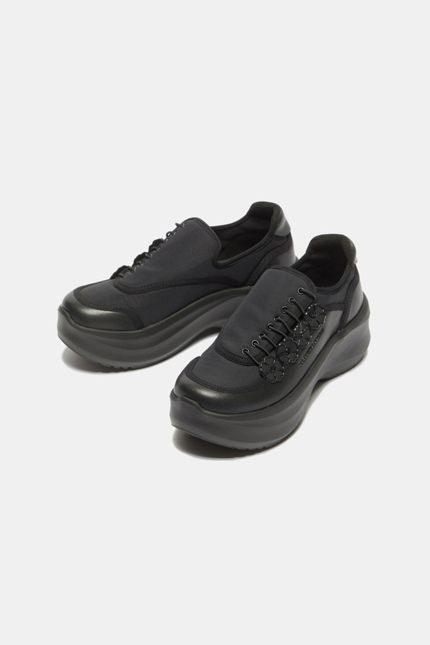 2025 뉴 블라썸 스니커즈(블랙)는 스포티하면서도 여성스러운 매력을 동시에 느낄 수 있는 여성 운동화입니다. 네오프렌과 합성피혁 소재를 사용하여 편안한 착용감을 제공하며, 라운드 앞코 디자인과 플랫 굽으로 일상생활에서 편안하게 착용할 수 있습니다. 블랙 컬러에 언발란스 플라워 패턴과 입체적인 플라워 모티브가 더해져 유니크한 스타일을 연출합니다. 곡선 플랫폼 미드솔과 스포티한 디자인으로 동네 마실룩, 쇼핑룩, 산책룩 등 다양한 TPO에 활용하기 좋습니다.
