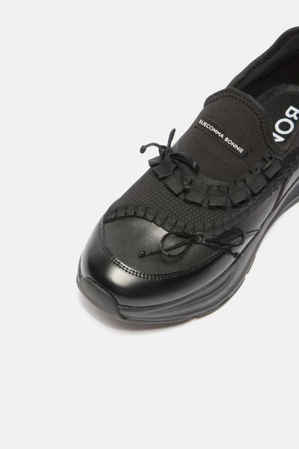 러플 리본 스니커즈(블랙)는 여성스러운 무드를 자아내는 블랙 컬러의 슬립온 스니커즈입니다. 부드러운 합성가죽 소재와 은은한 광택감이 고급스러운 느낌을 더하며, 러플 장식과 리본 디테일이 페미닌한 포인트를 선사합니다. 편안한 착화감을 위한 플랫폼 디자인과 에어홀 디테일이 돋보이며, 데이트룩, 동네 마실룩, 쇼핑룩 등 다양한 TPO에 스포티하면서도 미니멀한 스타일을 연출하기 좋습니다.
