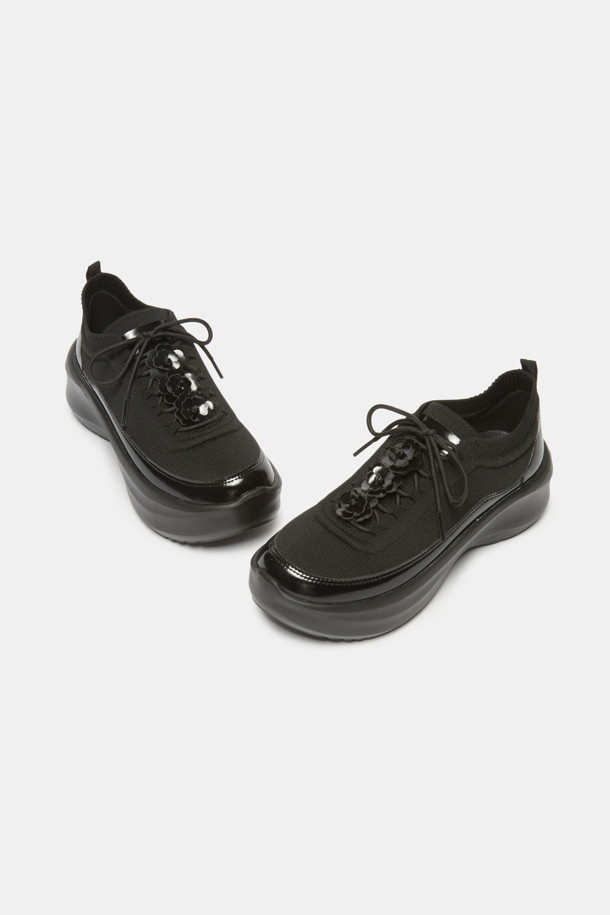 플라워 니트 플랫폼 스니커즈(블랙)는 여성스러운 무드를 연출하는 캐주얼 슈즈입니다. 부드러운 니트 소재에 라운드 앞코 디자인으로 편안한 착용감을 선사하며, 굽높이 굽타입 모두 플랫폼으로 제작되어 다리가 길어 보이는 효과를 줍니다. 신발 전체에 입체적인 플라워 장식이 더해져 페미닌한 매력을 더하고, 푹신한 인솔이 편안함을 더합니다. 데이트룩이나 쇼핑룩에 데님, 조거 팬츠, 원피스, 스커트 등 다양한 의상과 함께 코디하여 로맨틱하고 미니멀한 스타일을 완성해 보세요.
