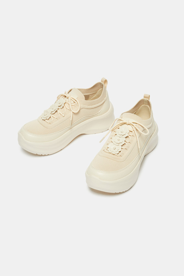 아이보리 컬러의 플라워 니트 플랫폼 스니커즈는 여성스러운 스타일을 연출하기에 좋습니다. 캐주얼, 로맨틱, 미니멀 스타일을 모두 소화할 수 있으며, 데이트룩, 쇼핑룩, 카페룩에 매치하기 좋습니다. 니트 소재로 제작되어 봄, 여름, 가을 계절에 편안하게 착용할 수 있습니다. 플라워 자수 디테일과 유광 소재가 돋보이며, 볼륨감 있는 플랫폼 굽과 푹신한 인솔이 편안한 착용감을 선사합니다. 레이스업 스타일로 발을 안정적으로 감싸줍니다.
