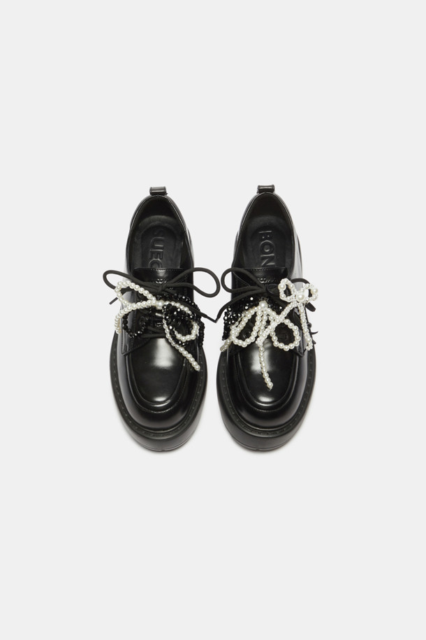 블랙 슈토핑 리본은 여성스러운 스타일을 완성하는 데 도움을 드립니다. 벨벳과 진주 소재의 조화로 고급스러움을 더했으며, 스니커즈나 로퍼에 장식하여 러블리한 포인트를 줄 수 있습니다. 데이트룩, 동네 마실룩, 카페룩 등 다양한 TPO에 활용하여 로맨틱하고 걸리시한 무드를 연출해 보세요. 슈토핑 리본으로 당신의 개성을 더욱 돋보이게 할 수 있습니다.
