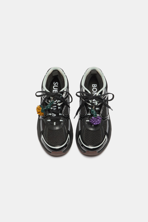 "슈토핑 태슬(퍼플)"은 샤무드 소재에 플라워 패턴이 돋보이는 슈토핑입니다. 가로 3.5cm, 세로 5.5cm 사이즈로, 태슬과 플라워 디자인이 특징입니다. 걸리시, 로맨틱, 클래식 스타일을 연출하며, 데이트룩, 카페룩, 쇼핑룩에 잘 어울립니다. 스니커즈, 로퍼와 함께 매치하여 포인트를 더해보세요. 퍼플과 옐로우 두 가지 컬러로 만나보실 수 있습니다.
