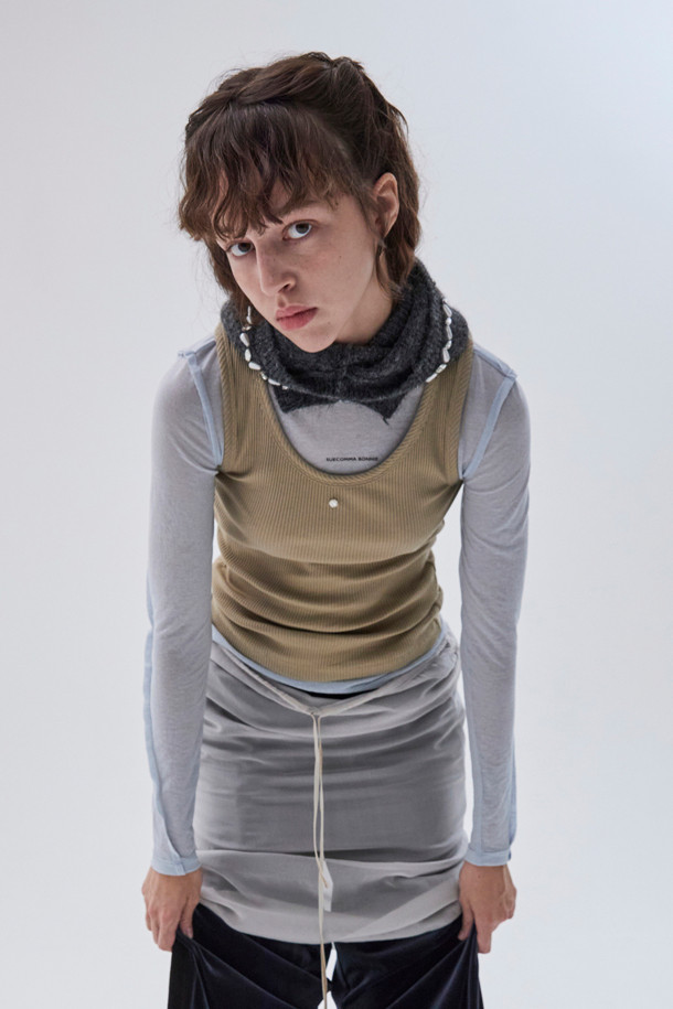 "Jewelry 바라클라바(grey)"는 부드러운 니트 소재로 제작되어 포근한 착용감을 선사합니다. 깊은 모자 깊이와 톡톡한 두께감으로 겨울철 방한에 효과적이며, 일상에서도 스타일리시하게 연출할 수 있습니다. 후드 라인에 진주와 보석 장식이 더해져 유니크한 무드를 연출하며, 심플한 실루엣으로 어떤 스타일에도 잘 어울립니다. 미니멀하면서도 클래식한 디자인으로, 여성분들의 겨울철 패션에 포인트를 더해줄 아이템입니다. 그레이 컬러로 다양한 의상과 매치하기 용이합니다.
