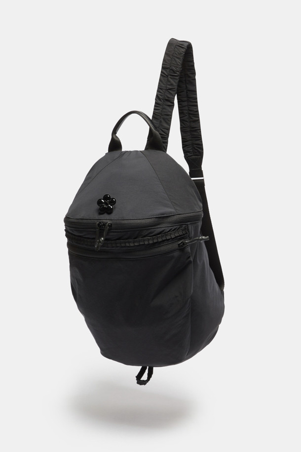 뉴 플라워 밤 백팩(블랙)은 가볍고 내구성이 좋은 나일론 소재로 제작되어 일상에서 편안하게 사용할 수 있습니다. 캐주얼하면서도 세련된 스타일을 연출하며, 전면의 꽃 장식과 러플 디테일이 여성스러운 포인트를 더합니다. 가방 하단의 고리를 활용하여 실루엣 변형이 가능하여, TPO에 따라 다양한 스타일을 연출할 수 있습니다. 동네 마실룩이나 쇼핑룩에 매치하여 걸리시하고 미니멀한 무드를 완성해보세요. 데일리룩에 포인트를 더할 수 있는 실용적인 백팩입니다.
