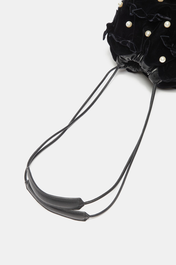 Curtain call 숄더백(블랙)은 벨벳과 소가죽 소재를 사용하여 은은한 광택과 고급스러운 분위기를 자아내는 여성 숄더백입니다. 부드러운 벨벳 소재와 가벼운 무게감으로 편안한 착용감을 선사하며, 복주머니 형태에 스트링 잠금 방식으로 디자인되었습니다. 블랙 컬러의 무지 디자인에 진주, 리본, 스트링 장식이 더해져 여성스러움을 강조하며, 데이트룩, 모임룩과 같은 TPO에 활용하기 좋습니다. 클래식, 로맨틱, 미니멀 스타일을 즐기는 분들께 추천하는 미디엄 사이즈의 숄더백입니다.
