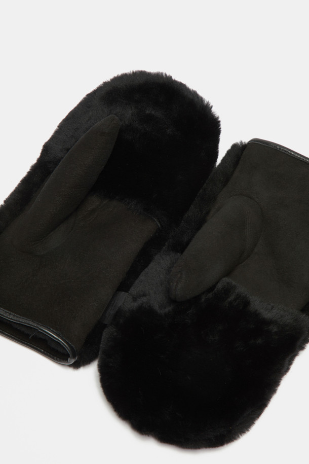 Furridge gloves(black)는 부드러운 양털, 양가죽, 스웨이드 소재로 제작된 블랙 컬러의 장갑입니다. 안감은 퍼(fur)로 처리되어 보온성을 높였으며, 겨울철 야외 활동이나 레저 활동에 적합합니다. 커버형, 하프핑거, 투웨이 디자인으로 다양한 스타일 연출이 가능하며, 버튼으로 여밈 방식을 더했습니다. 캐주얼, 클래식, 미니멀 스타일을 즐겨 입는 분들께 세련된 포인트를 더해줄 아이템입니다.
