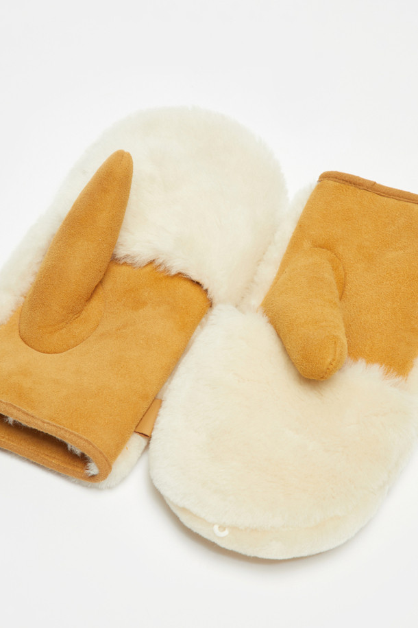 Furridge gloves(브라운)는 부드러운 양털, 양가죽, 스웨이드 소재로 제작된 두꺼운 겨울 장갑입니다. 캐주얼, 클래식, 미니멀 스타일을 아우르며 일상 및 레저 활동에 적합합니다. 하프 핑거 스타일과 커버형 디자인의 투웨이 방식으로 다양한 연출이 가능하며, 안감은 퍼 소재로 보온성을 높였습니다. 브라운 컬러의 무지 디자인에 버튼 여밈 방식으로 포인트를 주어 실용성과 스타일을 모두 갖춘 제품입니다. 사이즈 조절 기능이 있어 편안한 착용감을 선사합니다.
