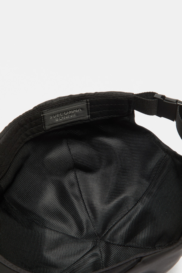 뉴 플라워밤 볼캡(블랙)은 일상에서 세련되게 연출하기 좋은 볼캡입니다. 가볍고 부드러운 폴리에스터 소재로 제작되어 편안한 착용감을 선사합니다. 무지 디자인에 플라워 장식이 더해져 유니크하면서도 페미닌한 무드를 연출합니다. 캐주얼, 스트릿, 미니멀 등 다양한 스타일에 매치하여 자신만의 개성을 표현해보세요. 블랙 컬러로 어떤 옷에도 쉽게 코디할 수 있어 실용적입니다.
