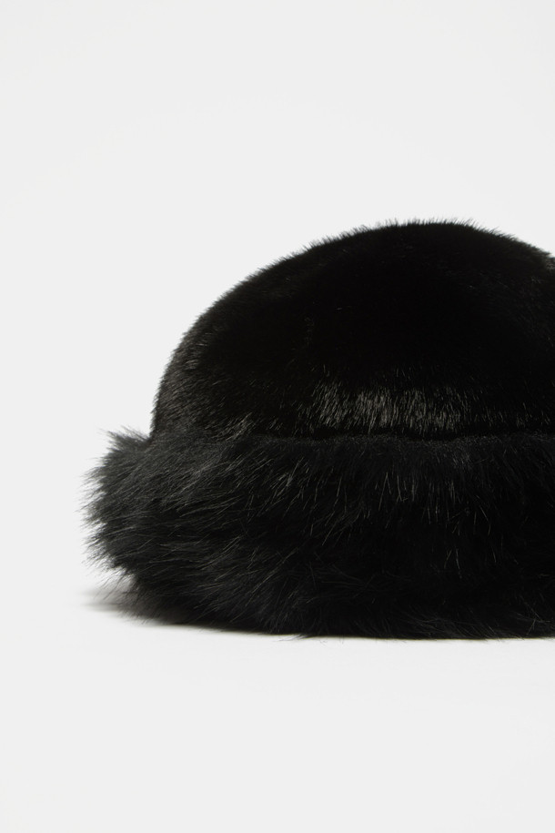 Furridge(퍼리지) 버킷 햇(블랙)은 부드러운 페이크 퍼 소재로 제작되어 겨울철 따뜻함과 스타일을 동시에 선사합니다. 하단 퍼 트리밍과 은은한 광택이 고급스러운 분위기를 더하며, 브랜드 로고가 새겨진 골지 리본 스트랩으로 포인트를 주었습니다. 블랙 컬러의 무지 디자인은 어떤 스타일에도 잘 어울리며, 클래식, 미니멀, 걸리시한 룩을 연출할 수 있습니다. 데이트룩, 연말 모임룩 등 다양한 TPO에 활용하여 특별한 날을 더욱 돋보이게 해보세요. 보온성을 갖춘 두꺼운 두께감으로 추운 날씨에도 따뜻하게 착용할 수 있습니다.
