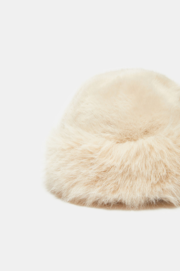 포리지 버킷 햇(브라운)은 부드러운 인조 모피 소재로 제작되어 겨울철 따뜻함을 선사하는 여성용 모자입니다. 캐주얼, 페미닌, 러블리, 내추럴 등 다양한 스타일 연출이 가능하며, 무지, 골지, 로고 패턴으로 포인트를 더했습니다. 두꺼운 두께감과 보온 기능으로 추운 날씨에도 포근하게 착용할 수 있습니다. 퍼와 리본 장식으로 사랑스러운 분위기를 더하여, 일상에서 스타일리시하게 연출하기 좋습니다. 미니멀한 스타일을 즐기는 분들께도 추천합니다.
