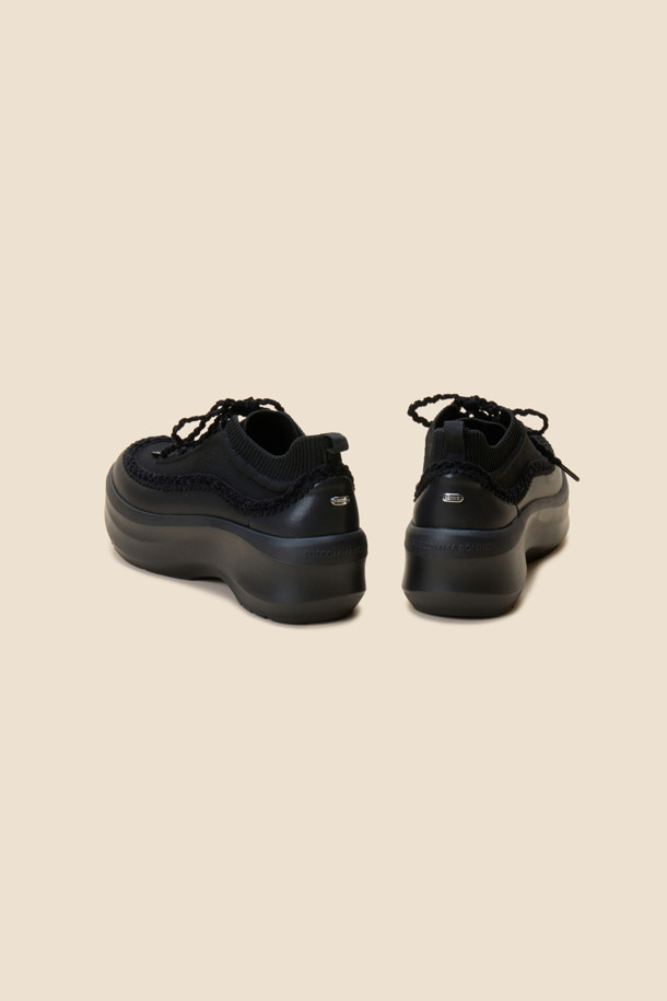 Lumpy sneakers(black)는 여성들을 위한 사계절용 여성 운동화입니다. 니트와 가죽 소재의 조화로 제작되었으며, 편안한 착화감을 제공하는 경량 플랫폼 창 디자인이 특징입니다. 블랙 컬러에 무지 패턴으로 어떤 스타일에도 쉽게 매치할 수 있으며, 레이스업 여밈으로 안정적인 착용감을 선사합니다.
