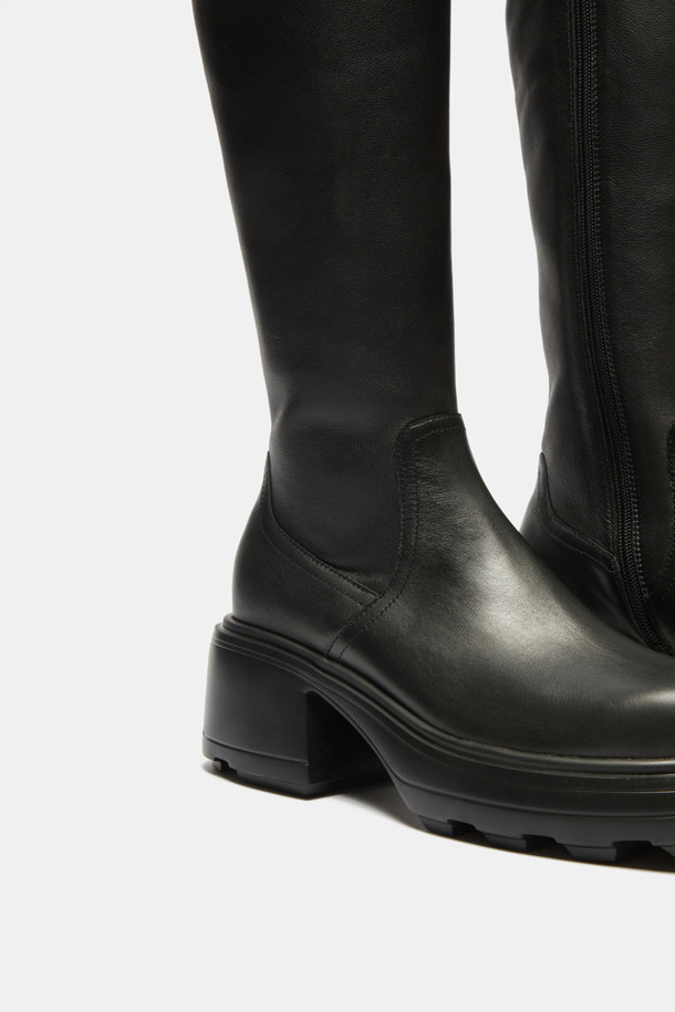 슬림 핏 스판 롱 부츠는 여성만을 위한 신발로, 가을과 겨울에 특히 잘 어울립니다. 블랙 컬러의 라운드 토 디자인이며, 7cm 청키힐로 안정적인 착화감을 선사합니다. 발볼은 슬림하게 제작되었으며, 스판 소재를 사용하여 다리 라인을 더욱 슬림하게 연출해 줍니다. 지퍼형 여밈과 미드컷 탑라인으로 편안하게 신고 벗을 수 있으며, IP소재를 사용하여 접지력이 우수하고 경량화된 무게감으로 활동성을 높였습니다. 출근룩, 모임룩 등 다양한 TPO에 클래식, 미니멀, 시크 스타일을 더해 세련된 룩을 완성해 보세요.
