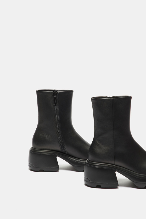 세련된 룩을 완성하는 Duggy 앵클 부츠(블랙)입니다. 소가죽 소재로 제작되어 고급스러움을 더하며, 7cm 청키힐이 다리가 길어 보이는 효과를 선사합니다. 라운드 앞코 디자인과 슬립온 스타일로 편안한 착용감을 제공하며, 가을/겨울 출근룩에 클래식, 미니멀, 시크한 분위기를 더해줍니다. IP 소재 창을 사용하여 접지력이 우수하고, 경량으로 활동성이 뛰어나며, 데일리 부츠로 손색없습니다.
