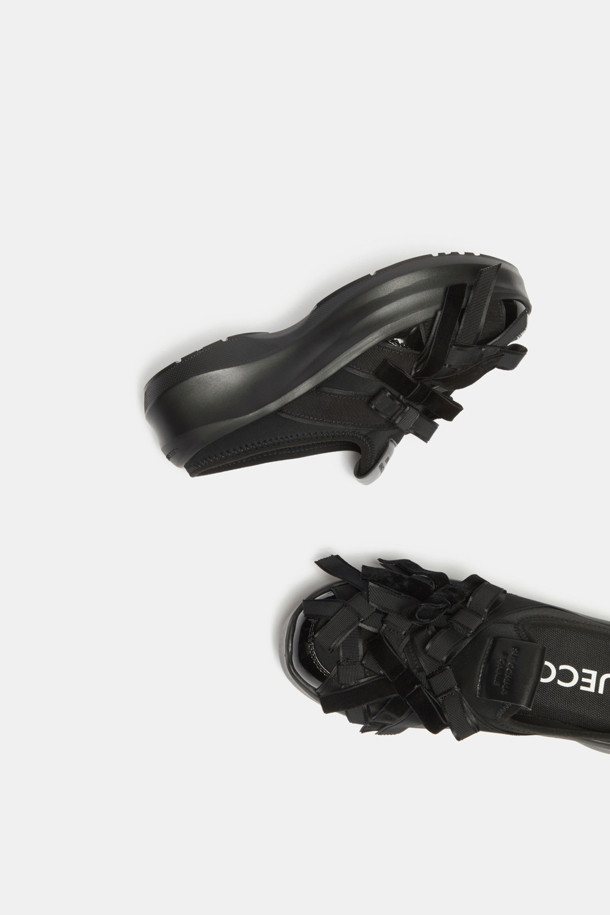 딜라이트 리본 뮬(블랙)은 여성스러운 무드를 연출하는 슬립온 스타일의 신발입니다. 오플랜 소재로 제작되어 편안함을 선사하며, 블랙과 제트블랙 두 가지 색상으로 만나볼 수 있습니다. 리본 디테일과 유광 블랙 패치가 시크하면서도 페미닌한 스타일을 완성합니다. 데이트룩, 카페룩, 쇼핑룩 등 다양한 TPO(Time, Place, Occasion)에 잘 어울리며, 시크, 미니멀, 걸리시한 스타일을 선호하는 분들께 추천합니다. 무지 패턴으로 어떤 옷에도 쉽게 매치할 수 있어 활용도가 높습니다.
