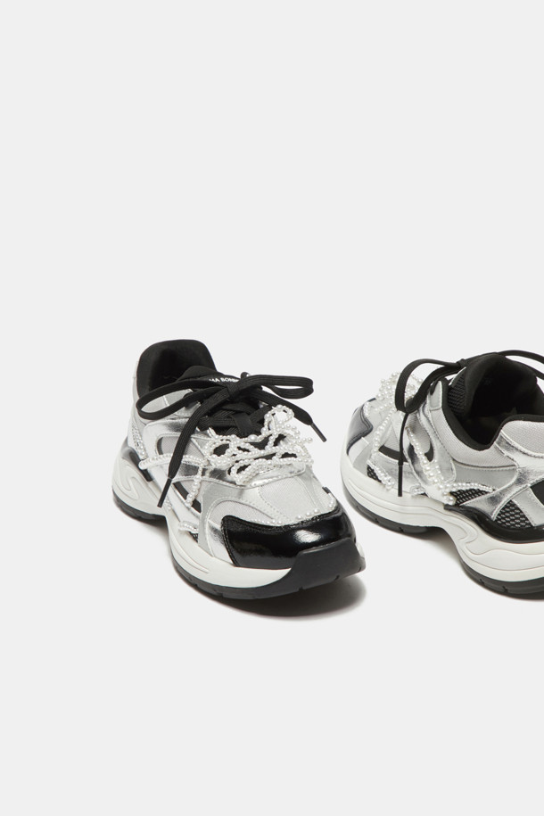 딜라이트 스니커즈(실버)는 여성스러운 무드를 연출하는 캐주얼 운동화입니다. 은은하게 빛나는 유광 소재와 라운드 앞코 디자인으로 편안하면서도 세련된 스타일을 완성합니다. 일상, 캐주얼 룩에 매치하기 좋으며, 봄, 여름, 가을 계절에 활용할 수 있습니다. 끈으로 조절하는 로우탑 디자인에 비즈 장식과 진주 오너먼트가 포인트로 더해져 스포티하면서도 페미닌한 매력을 줍니다. 동네 마실룩이나 산책룩에 가볍게 착용하여 스타일리시함을 더해보세요.
