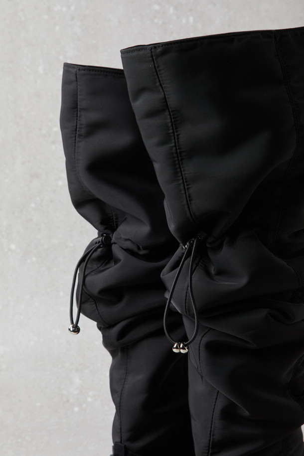 Fev_Comfy 무릎 높이 슬라우치 부츠(블랙)는 가을과 겨울에 어울리는 여성용 부츠입니다. 라운드 앞코에 합성가죽 소재로 제작되었으며, 로우힐 굽으로 편안한 착화감을 선사합니다. 무지 패턴의 블랙 컬러로 출근룩, 모임룩 등 다양한 TPO에 활용 가능하며, 클래식, 미니멀, 시크 스타일을 연출하기 좋습니다. 슬라우치 디자인과 내측 지퍼, 후면 스트링 조절 기능으로 편안하고 가볍게 착용할 수 있으며, 컴포트 스타일을 추구하는 분들께 추천합니다.
