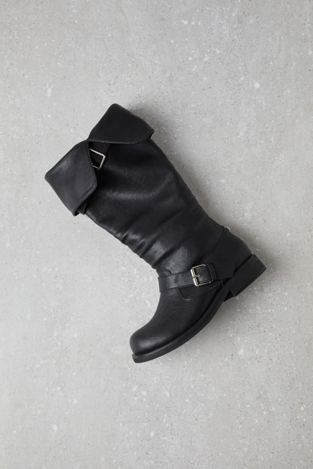 Fev Comfy (페브 컴피) 버클 슬라우치 부츠(블랙)는 라운드 앞코에 중간 굽, 통굽 디자인으로 편안함을 강조한 여성 부츠입니다. 라미네이팅 가죽 소재에 은은한 광택이 고급스러움을 더하며, 상단과 발등의 메탈 버클 장식이 시크한 포인트를 더합니다. 슬라우치 탑라인으로 다리가 더욱 슬림해 보이는 효과를 주며, 필요에 따라 접어서 미디 부츠로도 활용 가능합니다. 데이트룩, 모임룩 등 다양한 TPO에 클래식, 미니멀, 시크한 스타일을 연출하기 좋습니다. 블랙 컬러의 무지 디자인으로 어떤 옷에도 쉽게 매치하여 스타일리시한 룩을 완성할 수 있습니다.
