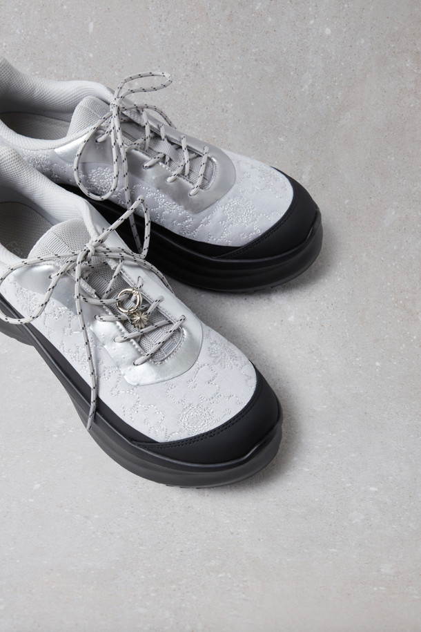 Fev_Foil 플랫폼 스니커즈(실버)는 여성스러운 데이트룩, 쇼핑룩, 카페룩을 위한 캐주얼, 미니멀, 걸리시 스타일의 플랫폼 스니커즈입니다. 실버 컬러에 라운드 앞코, 레이스업 여밈, 로우탑 디자인이 특징이며, 자수 패턴으로 포인트를 더했습니다. 부드러운 어퍼와 슬림한 디자인, 플랫폼 아웃솔이 편안함과 스타일리시함을 동시에 제공합니다. 키높이 효과를 더해 다리가 길어 보이는 효과를 주며, 앞코 러버 디테일과 리본 브로치, 금속 장식으로 개성을 연출할 수 있습니다. 봄, 여름, 가을 계절에 데일리 슈즈로 활용하기 좋습니다.
