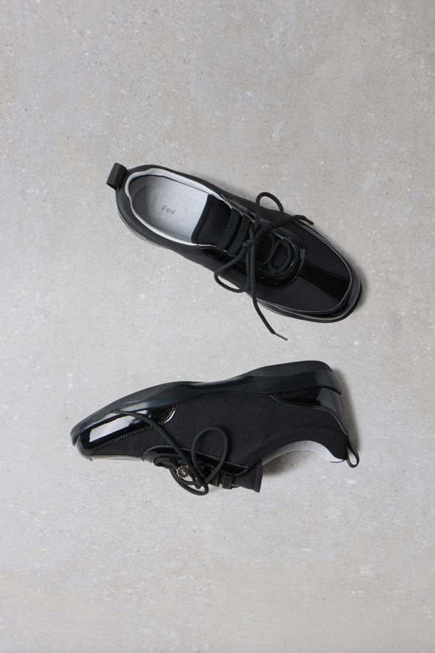 Fev_Foil 스니커즈(블랙)는 여성용 운동화입니다. 부드러운 합성가죽 소재에 라운드 앞코 디자인으로 편안한 착화감을 제공합니다. 무지 패턴에 로우탑 디자인, 레이스업 여밈으로 캐주얼, 미니멀, 클래식 스타일을 연출할 수 있습니다. 쿠션 인솔과 유연한 아웃솔, 힐탭 디테일, 펀칭 및 스티치 디테일이 돋보이며, 슬림한 실루엣으로 동네 마실룩, 산책룩에 적합합니다. 플랫 굽으로 편안함을 더했습니다.
