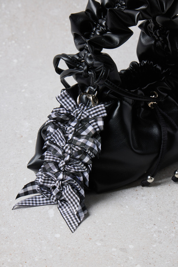 Fev(페브) 리본 브로치_라지(블랙 화이트)는 겹쳐진 리본 디테일이 돋보이는 FEV 시그니처 액세서리입니다. 블랙과 화이트 컬러의 조화로 다양한 룩에 포인트 아이템으로 활용하기 좋습니다. 체크 패턴과 리본 디자인이 클래식, 걸리시, 미니멀 스타일을 모두 아우르며, 데이트룩, 모임룩, 파티룩 등 TPO에 맞춰 다채롭게 연출할 수 있습니다. 의류, 가방, 신발 등 원하는 곳에 클립, O링, 고무링을 사용하여 간편하게 장식할 수 있어 실용적입니다.
