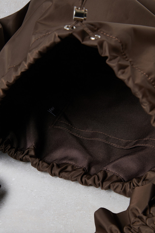 Fev_Ruffle bag_large(브라운) 숄더백은 부드러운 합성가죽 소재에 러플과 리본 장식으로 여성스러운 포인트를 더한 가방입니다. 넉넉한 수납공간과 가벼운 무게로 일상 속에서 편안하게 사용하기 좋습니다. 버킷 형태에 조임 끈으로 내용물을 안전하게 보관하며, 크로스백과 토트백으로 활용 가능한 2way 스타일 입니다. D링 장식으로 다양한 연출이 가능하며, 캐주얼 및 미니멀 스타일 모두 잘 어울립니다. 브라운 컬러의 무지 디자인으로 어떤 옷에도 쉽게 매치할 수 있습니다.
