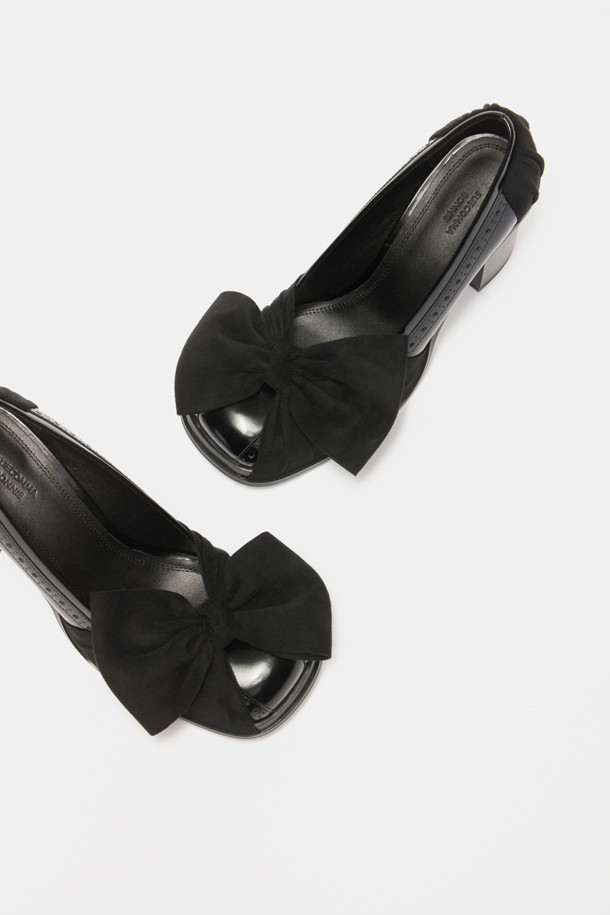 블랙 컬러의 Bow 펌프스(Bow pumps)는 여성스러운 매력을 극대화해주는 신발입니다. 소가죽과 합성 스웨이드 소재로 제작되어 사계절 내내 포멀하고 편안하게 착용할 수 있습니다. 와이드 리본 장식이 돋보이며, 페미닌하고 세련된 디자인이 돋보입니다. 플랫폼 굽으로 편안한 착화감을 선사하며, 데이트룩, 모임룩, 파티룩 등 다양한 TPO에 활용하기 좋습니다. 클래식, 미니멀, 로맨틱 스타일을 즐겨 입는 분들께 추천합니다.
