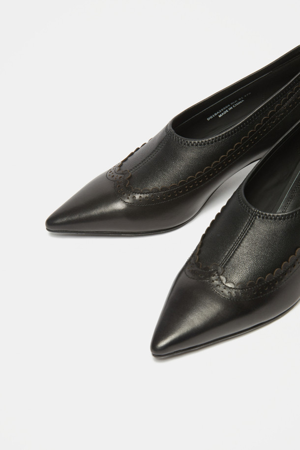 플라워 윙 팁 펌프스(블랙)는 소가죽과 양가죽 소재로 제작되어 고급스러움을 더하며, 뾰족코와 스틸레토힐이 세련된 실루엣을 연출합니다. 하이뱀프 디자인과 슬림한 핏으로 다리가 길어 보이는 효과를 주며, 봄, 가을 시즌 데이트룩, 오피스룩, 모임룩에 잘 어울립니다. 블랙 컬러에 플라워 펀칭 디테일과 꽃잎 모티브 장식이 더해져 페미닌한 무드를 선사하며, 스판 소재를 사용하여 편안한 착용감을 제공합니다. 클래식, 시크, 미니멀 스타일을 즐겨 입는 여성에게 추천하는 아이템입니다.
