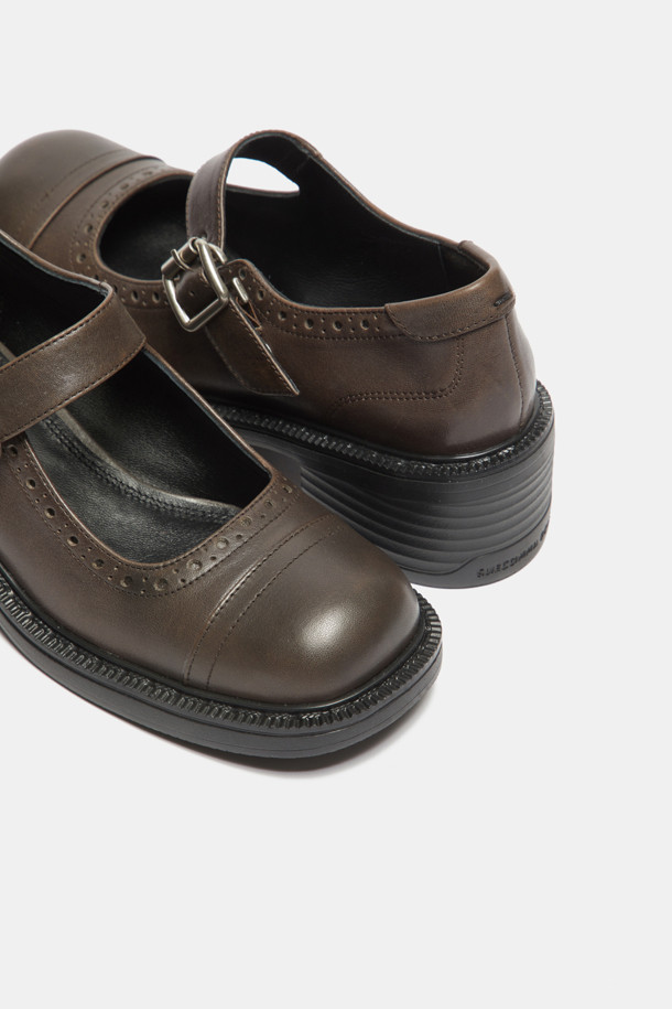 메리 제인 로퍼(브라운)는 여성스러운 디자인과 클래식, 걸리시 무드를 동시에 연출하는 신발입니다. 부드러운 가죽 소재로 제작되었으며, 라운드 토우와 로우 힐 디자인으로 편안한 착화감을 제공합니다. 발등 주변과 토캡 라인의 펀칭 장식이 돋보이며, 은은한 광택감으로 고급스러운 분위기를 더합니다. 버클 여밈 방식과 가벼운 무게로 일상에서 편안하게 신을 수 있으며, 봄, 가을 계절에 잘 어울립니다.
