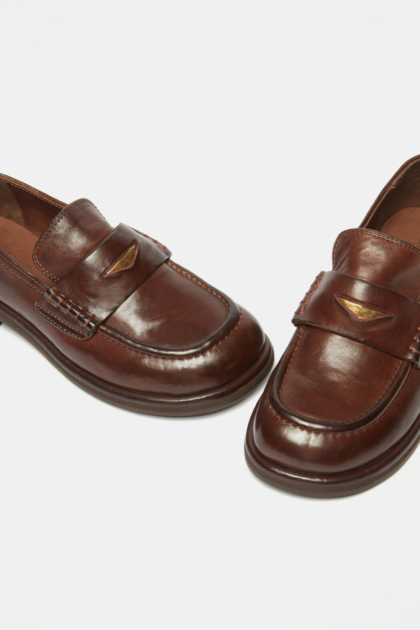 빈티지 스티치 로퍼(브라운)는 클래식과 캐주얼 무드를 넘나드는 여성 로퍼입니다. 부드러운 소가죽 소재에 빈티지 워싱 가공을 더해 자연스러운 광택과 멋스러운 분위기를 자아냅니다. 스퀘어 앞코 디자인과 로우힐 굽으로 편안한 착용감을 제공하며, 슬립온 스타일로 간편하게 신고 벗을 수 있습니다. 출근룩, 오피스룩, 모임룩 등 다양한 TPO에 활용 가능하며, 미니멀, 캐주얼, 클래식 스타일을 즐겨 입는 분들께 추천합니다. 색상은 세련된 브라운 컬러입니다.
