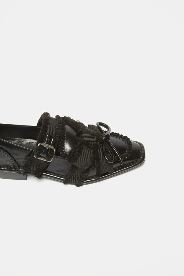 "커튼 콜 리본 플랫(블랙)"은 소가죽과 스웨이드 소재로 제작되어 부드러운 텍스처를 자랑하는 여성 플랫슈즈입니다. 스퀘어 토 디자인에 블랙 컬러, 버클과 리본, 밴드, 스트랩 장식이 더해져 여성스러움과 중성적인 매력을 동시에 선사합니다. 데일리룩부터 오피스룩, 데이트룩, 모임룩까지, 다양한 TPO에 매치하기 좋아 활용도가 높습니다. 클래식, 미니멀, 걸리시 스타일을 즐겨 입는 분들께 추천하며, 봄, 가을 시즌에 신기 좋습니다. 플랫 굽으로 편안한 착화감을 제공합니다.
