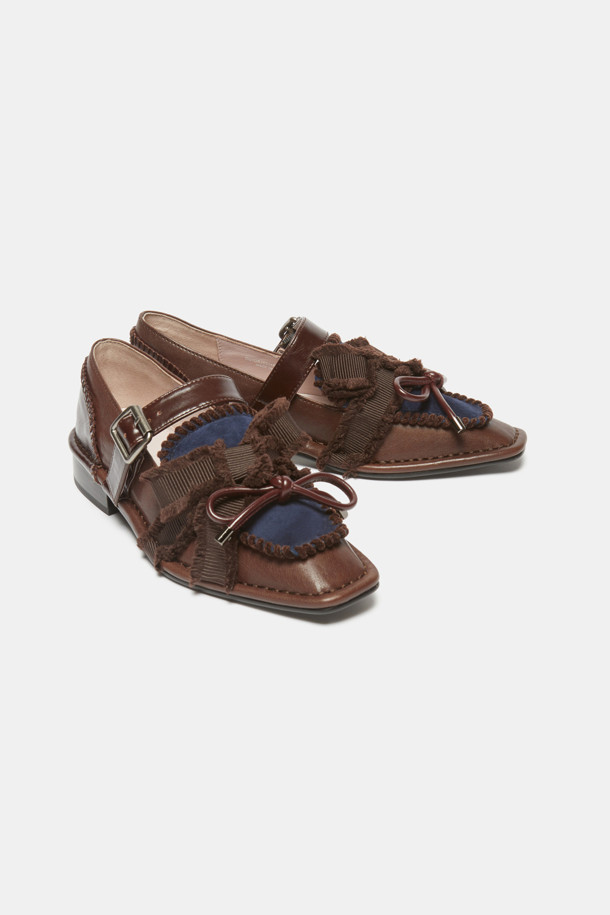 '커튼 콜 리본 플랫(브라운)'은 여성스러운 무드와 중성적인 매력을 동시에 선사하는 플랫슈즈입니다. 부드러운 소가죽과 스웨이드 소재를 사용하여 고급스러운 텍스처를 느낄 수 있으며, 은은한 광택이 더해져 세련된 분위기를 자아냅니다. 스퀘어 토 디자인과 버클, 리본, 밴드, 스트랩 장식이 돋보이는 디자인으로, 데일리, 캐주얼, 포멀 등 다양한 용도로 활용 가능합니다. 오피스룩이나 모임룩에 클래식하면서도 미니멀한, 걸리시한 스타일을 더해보세요.
