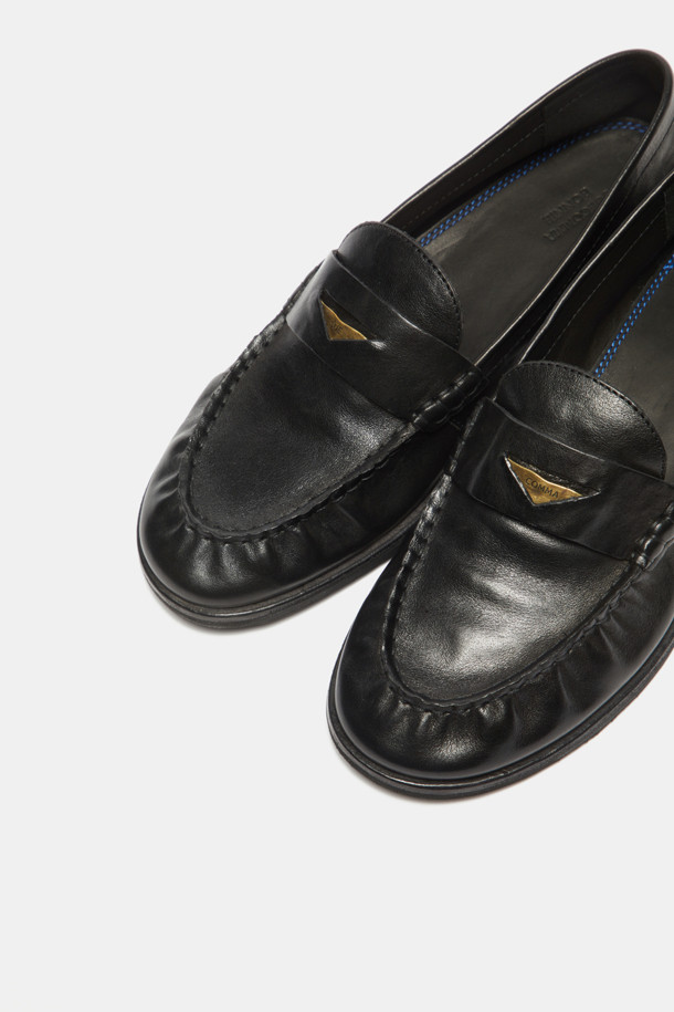 빈티지 로퍼(블랙)는 여성용 로퍼로, 소가죽 소재에 라운드 앞코 디자인으로 제작되었습니다. 페니로퍼 스타일이며, 로우컷 탑라인이 특징입니다. 발볼은 일반이며, 쿠션 인솔과 고무창으로 편안한 착용감을 선사합니다. 봄, 여름, 가을 계절에 활용하기 좋으며, 출근룩과 오피스룩, 그리고 클래식, 미니멀, 캐주얼 스타일에 모두 잘 어울립니다. 은은한 광택감이 돋보이는 빈티지 스타일의 로퍼입니다.
