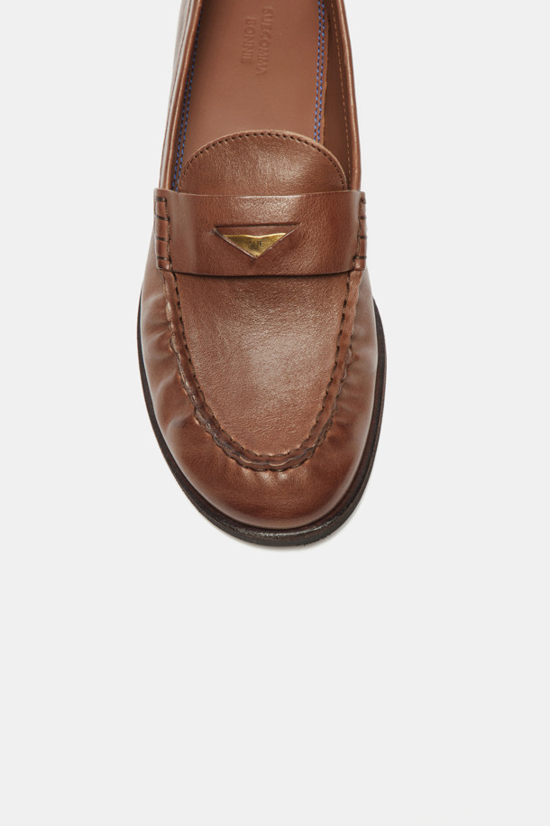 빈티지 로퍼(브라운)는 부드러운 소가죽 소재로 제작되어 편안한 착용감을 선사합니다. 라운드 앞코와 로우탑 디자인으로 클래식하고 캐주얼한 스타일을 연출하며, 봄, 여름, 가을 계절에 활용하기 좋습니다. 페니 로퍼 스타일, 쿠션 인솔, 천연 가죽 밑창, 빈티지 가공, 은은한 광택감이 특징이며, 데이트룩, 카페룩, 출근룩 등 다양한 TPO에 활용 가능합니다. 슬립온 디자인으로 신고 벗기 편리하며, 로우힐 굽으로 안정적인 착화감을 제공합니다.
