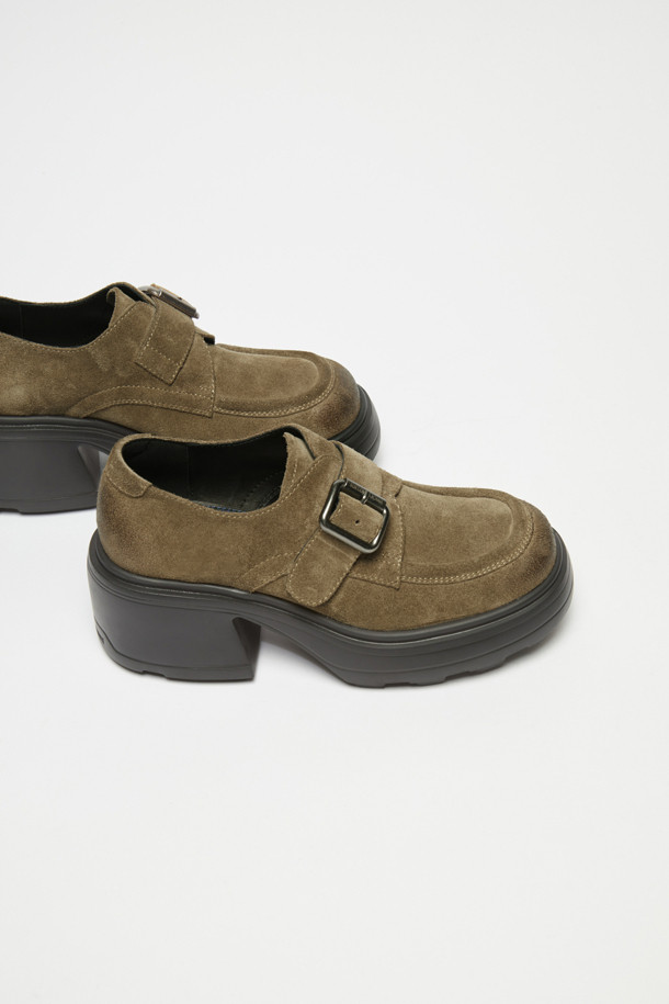 "Duggy 버클 로퍼(khaki)"는 클래식과 빈티지 무드를 동시에 느낄 수 있는 여성 로퍼입니다. 부드러운 소가죽 소재에 빈티지 워싱 기법을 더하여 고급스러운 분위기를 연출하며, 은은한 광택이 특징입니다. 청키한 플랫폼 아웃솔과 메탈 버클 디테일, 벨티드 스트랩이 돋보이는 디자인으로, 데님, 스커트, 슬랙스 등 다양한 코디에 활용하기 좋습니다. 카페룩, 모임룩과 같이 스타일리시함을 강조하고 싶은 날에 특히 추천합니다. 봄, 가을에 즐겨 신기 좋은 데일리 로퍼입니다.
