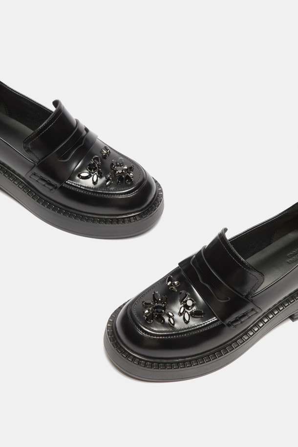 **Dazzling 로퍼(블랙)**

세련된 여성의 발걸음을 완성해 줄 Dazzling 로퍼(블랙)입니다. 부드러운 소가죽 소재에 라운드 앞코 디자인으로 편안함과 우아함을 동시에 선사합니다. 로우힐 굽으로 제작되어 안정적인 착화감을 제공하며, 발등의 보석 장식이 페미닌한 무드를 더합니다. 데이트룩, 오피스룩, 모임룩 등 다양한 TPO에 맞춰 클래식하고 미니멀한 스타일을 연출해보세요. 봄, 가을 시즌에 특히 활용하기 좋은 아이템입니다.
