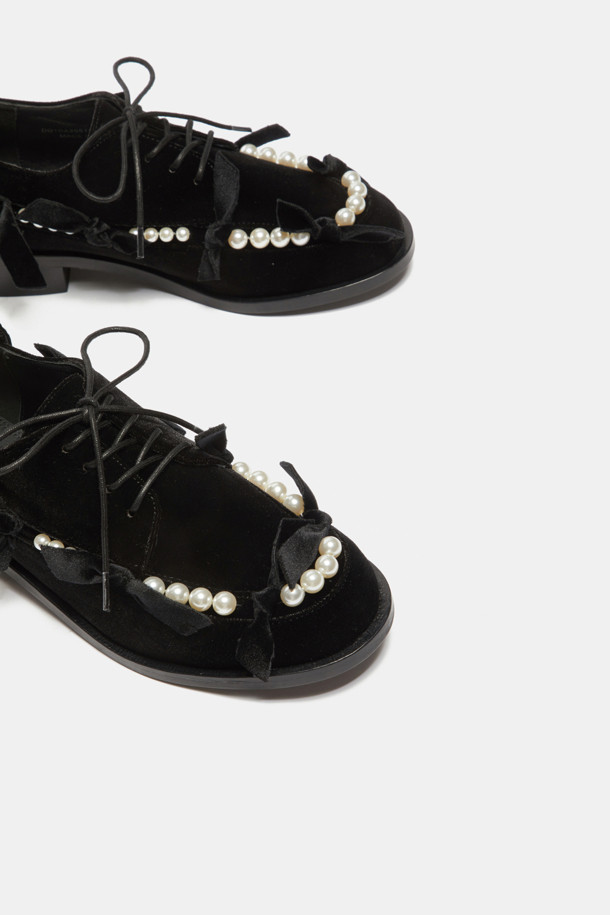 Curtain call pearl loafer(블랙)는 여성스러운 매력을 극대화해 줄 로퍼입니다. 부드러운 벨벳 소재에 라운드 토 디자인으로 편안한 착용감을 선사하며, 플랫 굽으로 활동성을 더했습니다. 블랙 컬러에 진주와 리본 장식이 더해져 페미닌, 로맨틱, 걸리시한 스타일을 완성합니다. 데이트룩, 모임룩, 소개팅룩 등 특별한 날 더욱 돋보이는 스타일을 연출해보세요. 슬립온 타입으로 신고 벗기 편안하며, 무지 패턴으로 다양한 스타일에 매치하기 좋습니다.
