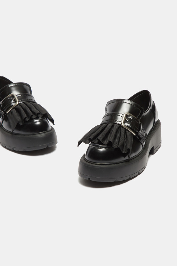 와이드 셔링 로퍼(블랙)는 여성스러운 스타일을 강조하는 로우힐 로퍼입니다. 부드러운 소가죽 소재로 제작되어 편안한 착용감을 선사하며, 라운드 앞코 디자인과 버클 여밈으로 클래식하면서도 모던한 분위기를 연출합니다. 셔링 탑라인과 프린지 디테일이 여성스러움을 더하고, 러버 아웃솔로 미끄럼 방지 기능까지 갖췄습니다. 데이트룩, 오피스룩, 모임룩 등 다양한 TPO에 활용 가능하며, 클래식, 미니멀, 캐주얼 스타일을 즐겨 입는 분들께 추천합니다.
