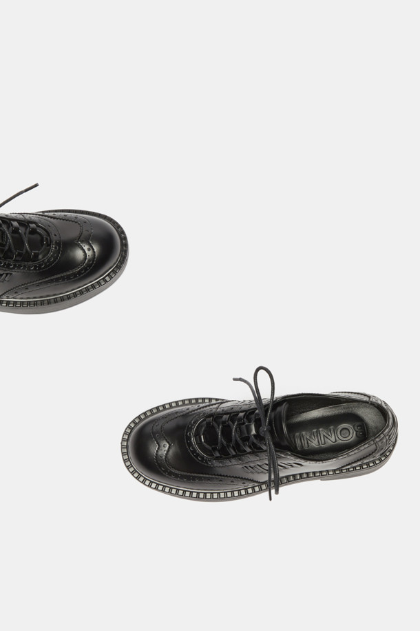 세련된 스타일과 편안함을 동시에 선사하는 브로그 로퍼(블랙)입니다. 부드러운 소가죽 소재와 펀칭 디테일이 클래식한 멋을 더하며, 광택감 있는 표면이 고급스러운 분위기를 자아냅니다. 중간 굽과 통굽 디자인으로 안정적인 착화감을 제공하며, 힐 카운터 엠보싱으로 편안함을 높였습니다. 슬립온 스타일로 간편하게 신고 벗을 수 있으며, 봄, 가을 시즌 출근룩과 모임룩에 잘 어울립니다. 캐주얼, 미니멀 스타일을 즐겨 입는 여성분들에게 추천합니다.
