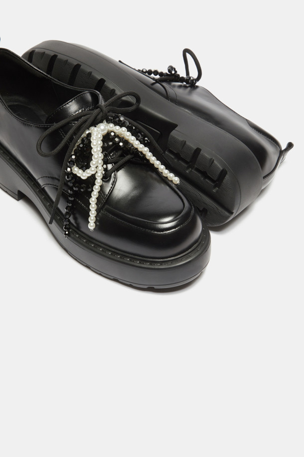 Delight 로퍼(블랙)는 소가죽 소재의 여성 로퍼입니다. 탈부착 가능한 진주 리본 장식으로 페미닌한 무드를 더했으며, 은은한 광택감과 심플한 디자인이 특징입니다. 데일리룩, 일상룩, 쇼핑룩, 카페룩 등 다양한 TPO에 활용 가능하며, 캐주얼, 미니멀 스타일을 연출하기 좋습니다. 팬츠나 스커트와 함께 코디하여 세련된 스타일을 완성해보세요. 로우힐 굽으로 편안한 착용감을 선사합니다.
