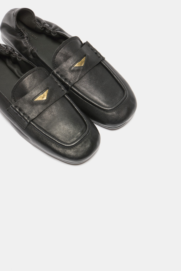 빈티지 플랫(블랙)은 부드러운 양가죽 소재로 제작되어 편안한 착용감을 선사합니다. 각진 앞코와 페니로퍼 디테일, 발등 밴드의 삼각형 엔틱 장식이 빈티지 무드를 더하며, 슬립온 디자인으로 편하게 신고 벗을 수 있습니다. 2cm 로우힐 굽으로 안정감을 주고, 자연스러운 주름 디테일이 멋스러움을 더합니다. 데일리룩, 쇼핑, 카페룩 등 다양한 스타일에 캐주얼하게 코디할 수 있는 아이템입니다.
