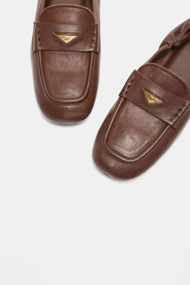 **빈티지 플랫(브라운)**

부드러운 소가죽 소재의 빈티지 무드 플랫 슈즈입니다. 라운드 앞코와 로우컷 디자인으로 여성스러운 분위기를 연출하며, 데일리룩에 편안하게 매치하기 좋습니다. 2cm 로우힐과 유연한 아웃솔로 편안한 착용감을 선사합니다. 발등 밴드의 삼각형 엔틱 장식과 자연스러운 주름 디테일이 돋보이며, 브라운 컬러와 슬립온 스타일로 쇼핑, 카페룩, 캐주얼, 클래식 등 다양한 스타일에 활용하기 좋습니다.
