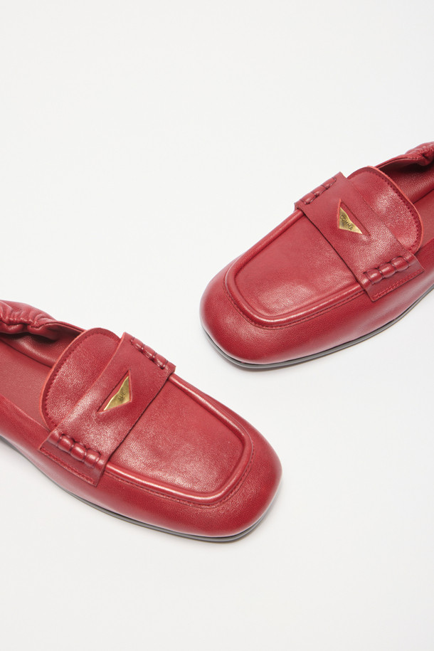 빈티지 플랫(레드)은 양가죽 소재의 여성용 플랫 슈즈입니다. 각진 앞코와 부드러운 광택, 자연스러운 주름 디테일이 빈티지 무드를 더하며, 발등 밴드의 삼각형 엔틱 장식이 포인트입니다. 2cm 로우힐 굽과 유연한 아웃솔은 편안한 착용감을 제공하며, 봄, 여름, 가을 계절에 데일리 및 쇼핑, 카페룩 스타일을 연출하기 좋습니다. 캐주얼, 클래식, 미니멀 스타일의 옷차림에 매치하여 세련된 룩을 완성해 보세요.
