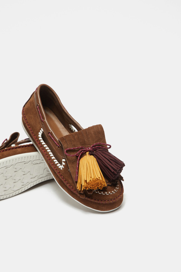 세련된 디자인의 폼폼 로퍼(브라운)를 소개합니다. 부드러운 스웨이드와 양가죽 소재로 제작되어 가을, 겨울 시즌에 따뜻하고 편안하게 착용할 수 있습니다. 모카신 앞코와 플랫 로우힐 굽으로 캐주얼하면서도 클래식한 무드를 연출하며, 양쪽 투톤 빅 태슬 장식과 화이트 스티치, 투톤 디테일이 돋보입니다. 출근룩, 모임룩, 데이트룩 등 다양한 TPO에 활용 가능하며, 미니멀, 캐주얼, 클래식 스타일을 즐겨 입는 여성분들께 추천합니다. 부드러운 착화감으로 오랫동안 편안하게 신을 수 있습니다.
