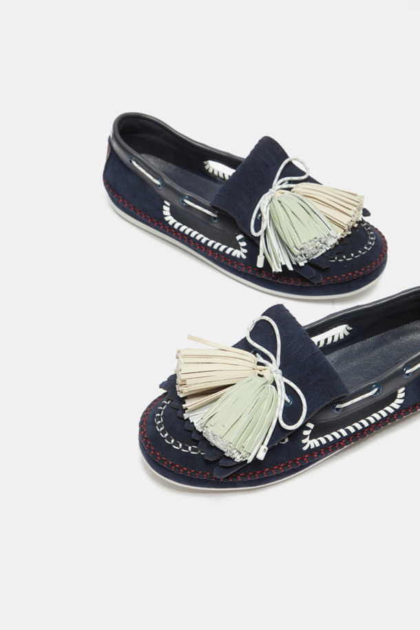 네이비 컬러의 폼폼 로퍼입니다. 부드러운 스웨이드와 양가죽 소재로 제작되어 가을, 겨울 시즌에 따뜻하고 편안하게 착용할 수 있습니다. 모카신 앞코와 화이트 스티치 디테일이 돋보이며, 클래식한 디자인에 투톤 태슬 장식이 더해져 캐주얼하면서도 세련된 무드를 연출합니다. 출근룩, 모임룩 등 다양한 TPO에 활용 가능한 플랫 슈즈로, 캐주얼, 클래식, 미니멀 스타일을 즐겨 입는 여성분들께 추천합니다.
