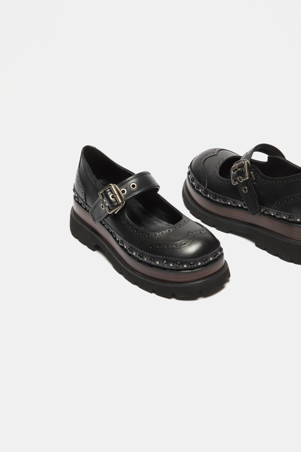 Chunky mary jane loafer(black)는 여성스러운 매력과 시크한 분위기를 동시에 연출하는 메리 제인 로퍼입니다. 소가죽 소재로 제작되어 고급스러우며, 펀칭 디테일과 스터드 장식이 돋보입니다. 굽 타입은 청키힐로 안정적인 착화감을 제공하며, 블랙과 브라운 두 가지 색상으로 출시되었습니다. 출근룩, 모임룩, 데이트룩 등 다양한 TPO에 클래식, 캐주얼, 시크한 스타일을 더해 세련된 룩을 완성해 보세요.
